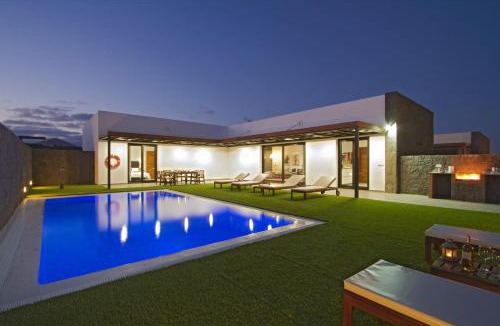 Los Mojones Villa | Luxury Los Mojones Villa Short Walk To Old Town Private Heated Pool