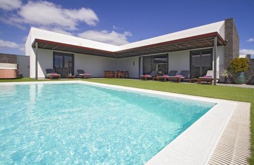 Los Mojones Villa | Luxury Los Mojones Villa Short Walk To Old Town Private Heated Pool