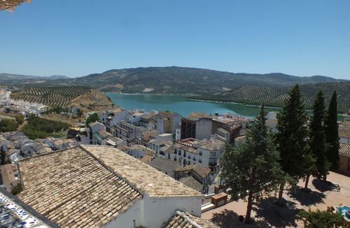 Iznajar Apartment | Luxury Roof Terrace Apartment With Amazing Views, a chlorine free Pool/hot tub