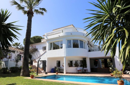 Nueva Andalucia Hotel | Luxury villa with amazing views and garden