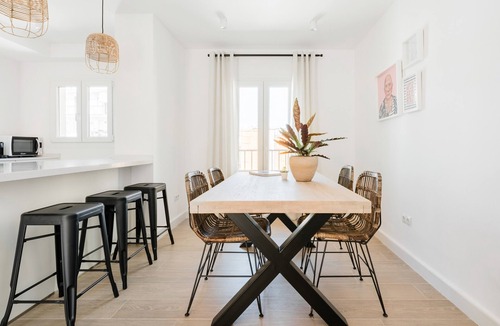 La Victoria Apartment | Malaga Center Condo with PARKING. New renovated! 1 min Alcazaba & Plaza Merced
