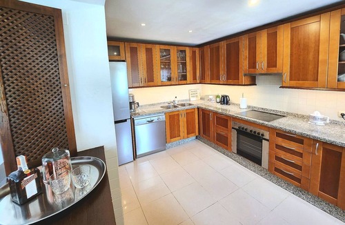 Istan Villa | 'Marbella Hills Istán Lake House' with Shared Pool & Wi-Fi