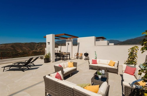 Istan Apartment | Modern penthouse near Puente Romano with sea views