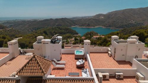 Istan Apartment | Modern Penthouse with Private Jacuzzi, Panoramic Sea and Lake Views - 8 min to Puente Romano