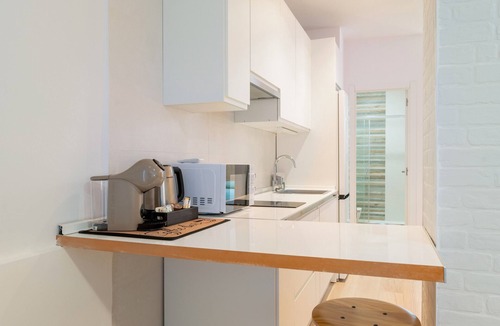 Las Huertas Apartment | Modern Refurbished Apartment near Santa Justa – Fast Wi-Fi & Comfort