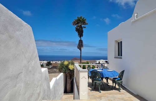 Tinajo House | Modern Studio in Rural Tinajo with Patio, BBQ & Coastal Views – Perfect Getaway!