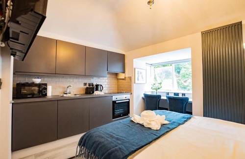 Sutton Cross Apartment | Modern Studio - Steps from Marina