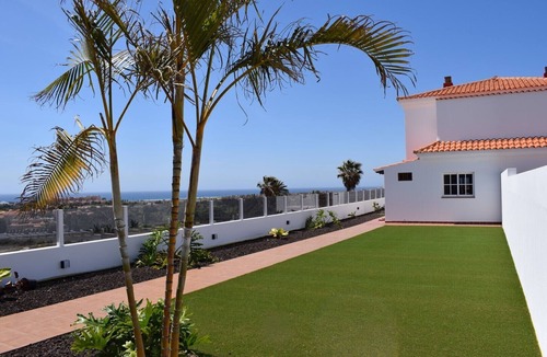 Caleta de Fuste House | Modern villa on the golf course with stunning views, Wifi and heated pool