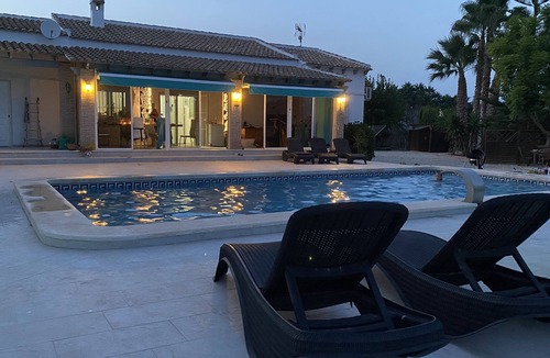Catral Villa | Modern villa with large garden and close to the sea