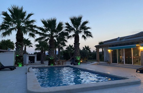Catral Villa | Modern villa with large garden and close to the sea