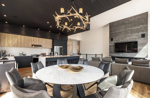 La Conception House | NEW! Chalet Aurora | 5 Bedrooms | Hot Tub, Pool & Game Room