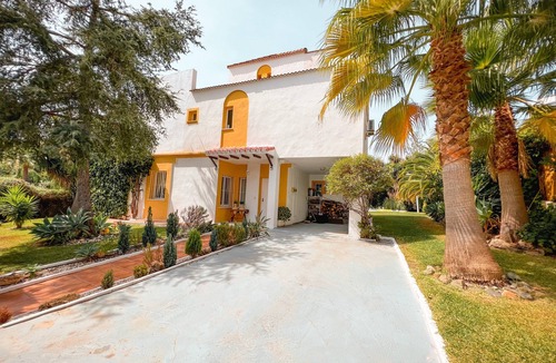 Marbella Villa | Nice Villa in Nueva Andalucia with Mountain View, Pool, Wi-Fi, A/C, Terraces & Garden
