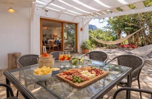 Bolonia Villa | Pájaro Soleada Bolonia Retreat, Sea Views & Pool