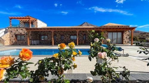 Puerto del Rosario Apartment | Pink Room - Blossom Double Private Room in Villa Barbuja