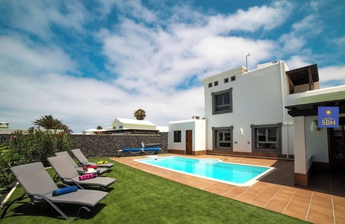 Montana Roja Villa | Playa Blanca, Private Pool, Air con & Hot tub