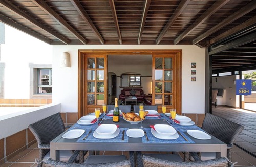 Montana Roja Villa | Playa Blanca, Private Pool, Air con & Hot tub