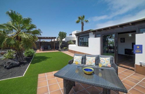 Montana Roja Villa | Playa Blanca, Private Pool, Air con & Hot tub