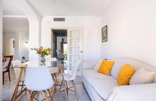 San Basilio Apartment | Private Balcony Walk to Mezquita Alcázar