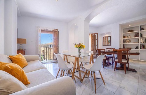 San Basilio Apartment | Private Balcony Walk to Mezquita Alcázar