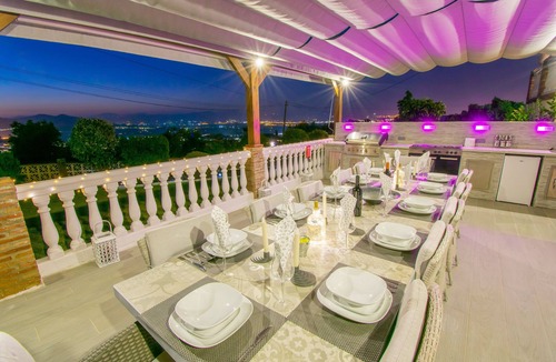 Alhaurin de la Torre Villa | Quality Villa with amazing views, 12 seater outdoor kitchen and Private Bar