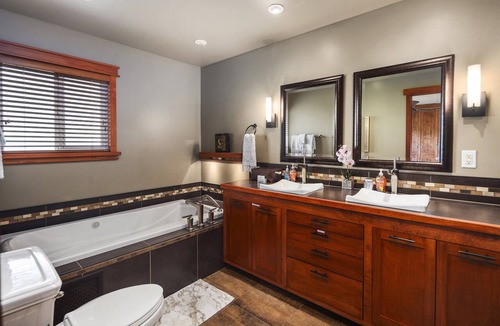 Enumclaw House | Rainier Ranch & Poolside Escape