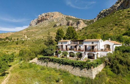 Antequera Apartment | Refurbished holiday apartment in an Andalusian farmhouse in The Lake District