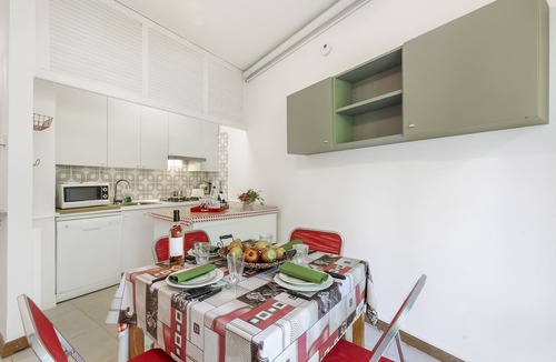 Ispra Apartment | Rododendro Rosso