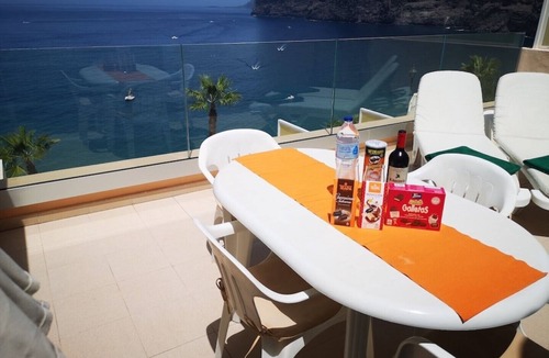 Los Gigantes Apartment | ROMANTIC RETREAT IN PRIME POSITION WITH STUNNING VIEWS TO CLIFFS, MARINA & SEA.