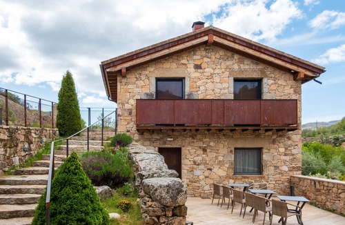 San Juan de Gredos Apartment | Room 'Esmeralda Chimenea' with Mountain View, Shared Terrace and Wi-Fi