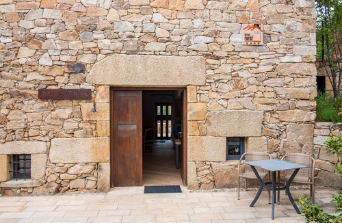 San Juan de Gredos Apartment | Room 'Esmeralda Chimenea' with Mountain View, Shared Terrace and Wi-Fi