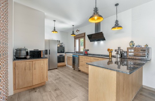 Murchas Apartment | Room 'La Boheme 2' with Mountain View, Wi-Fi and Air Conditioning