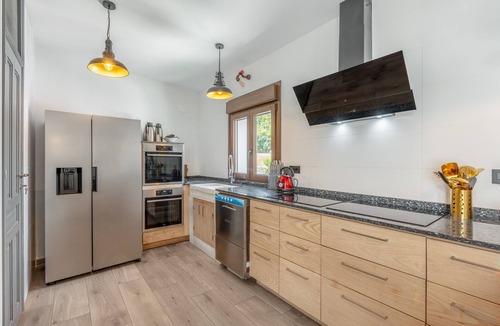 Murchas Apartment | Room 'La Boheme 3' with Mountain View, Wi-Fi and Air Conditioning