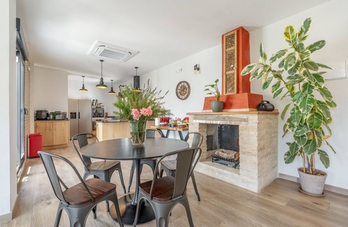 Murchas Apartment | Room 'La Boheme 6' with Mountain View, Wi-Fi and Air Conditioning