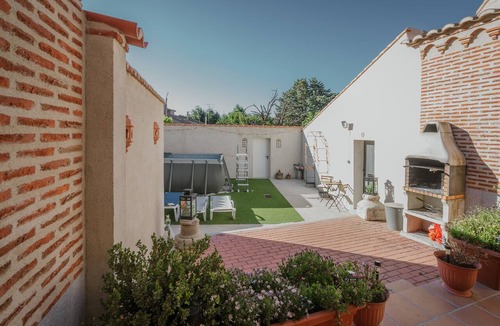 Madrigal de las Altas Torres House | Rural House 'La Real Herrería' in Ávila with Private Pool, Garden, and Wi-Fi
