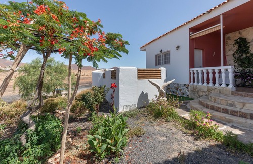 Tuineje Cottage | Rural Apartment "Casa Suárez" with Terrace, Mountain Views and Garden