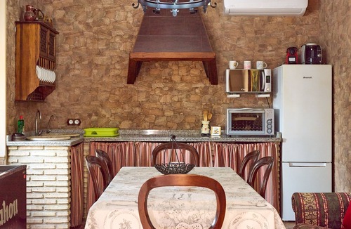 Montilla House | Rural Holiday Home Santa Fe with Private Pool, Wi-Fi & Air Conditioning