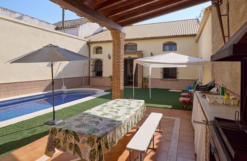 Montilla House | Rural Holiday Home Santa Fe with Private Pool, Wi-Fi & Air Conditioning