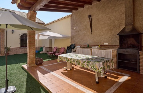 Montilla House | Rural Holiday Home Santa Fe with Private Pool, Wi-Fi & Air Conditioning