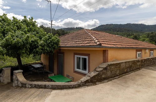 El Barraco House | Rural House Alberche A - Garden, Lake Burguillo & Gredos Views
