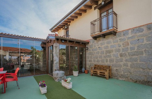 Marlin House | Rural House 'El Trillo' for 8 Guests with Sierra de Ávila Views, Garden & Barbecue