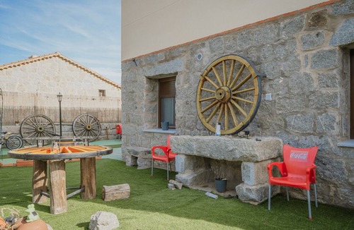Marlin House | Rural House 'El Trillo' for 8 Guests with Sierra de Ávila Views, Garden & Barbecue