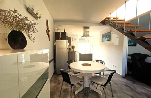 Santa Margarida Villa | Scenic Retreat: Spacious 3-Bedroom Home in Peaceful Roses - Perfect for Hiking and Water Sports