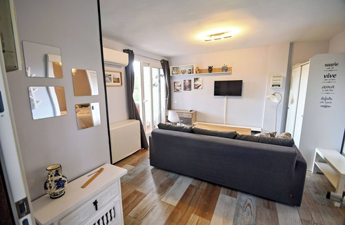 San Martin de Valdeiglesias Apartment | Serene Lakeview Retreat