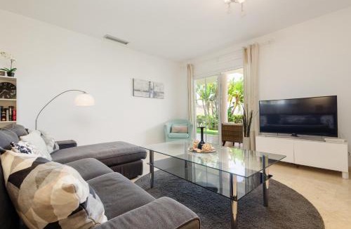 Istan Apartment | Sea view apartment with private garden and jacuzzi in Balcones del Lago, Istan