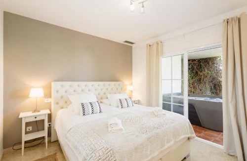 Istan Apartment | Sea view apartment with private garden and jacuzzi in Balcones del Lago, Istan