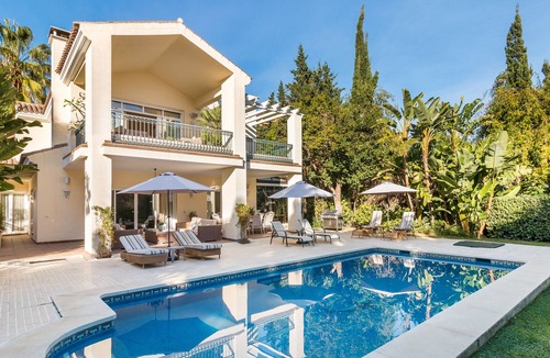 El Paraiso Villa | Secluded Beachside Family Villa on New Golden Mile