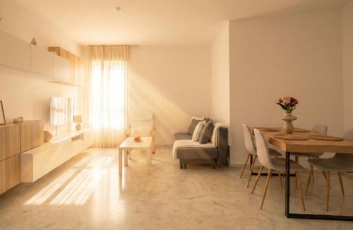 Doctor Barraquer-Grupo Renfe-Policlinico Apartment | Spacious 2-Bedroom Apartment - Walk to Isla Mágica - AC - Premium Bed