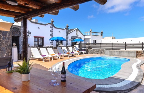 Mancha Blanca Villa | Spacious Villa "Las Calderetas" with Mountain View, Wi-Fi, Terrace & Pool