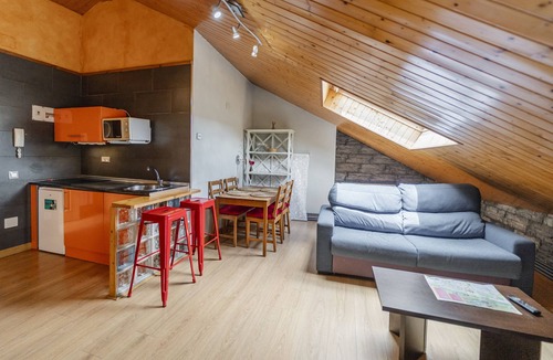 Ezcaray Apartment | Studio Apartment 'Altuzarra 1' with Mountain View, Private Terrace and Wi-Fi