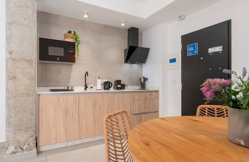 Las Huertas Apartment | Studio Apartment 'Nuevo Estudio Junto A Sta Justa 1' with Wi-Fi and Air Conditioning